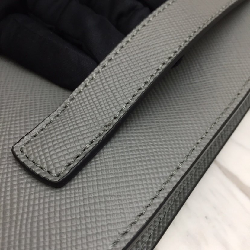 1547101894_1941621984_4 Replica Prada Saffiano New Pouch Grey - 图片 4