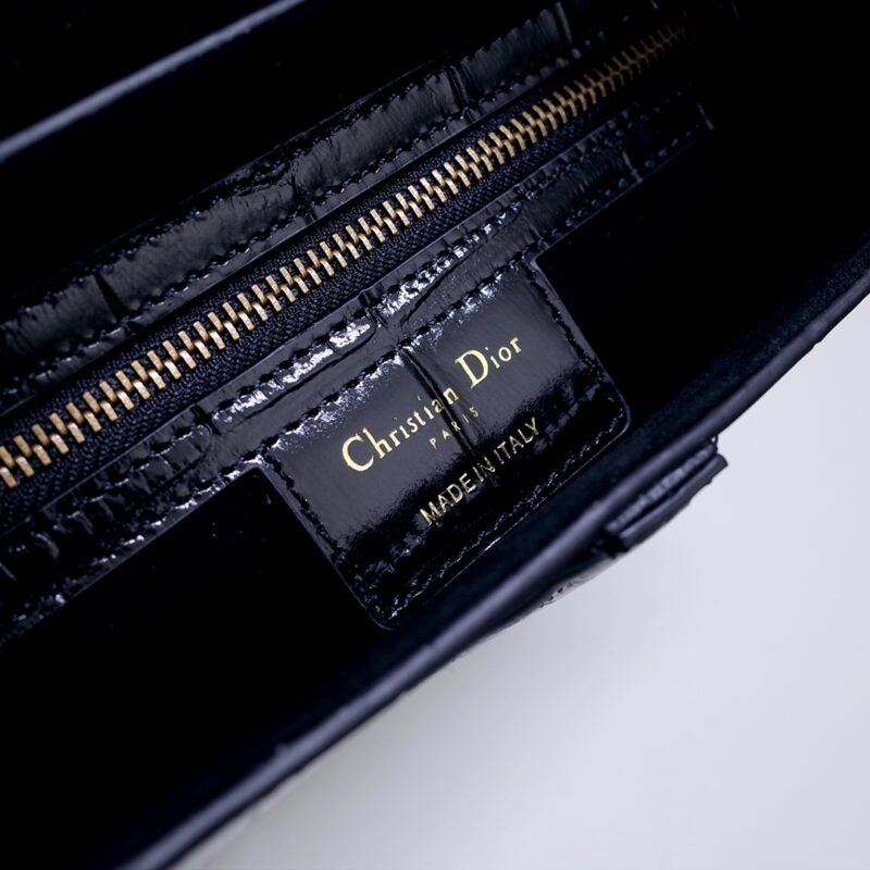 20200103_i1578022994_7807_7 Replica Dior Saddle Bag Crocodile Black - 图片 8