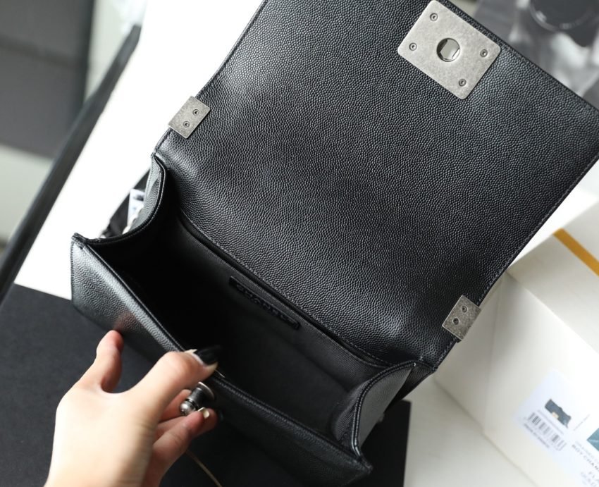 20211019_i1634623374_4818_7 Replica CHANEL Le Boy Black Small - 图片 5