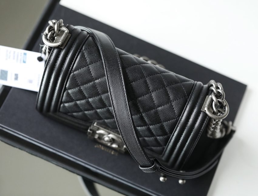 20211019_i1634623374_9136_2 Replica CHANEL Le Boy Black Small - 图片 7