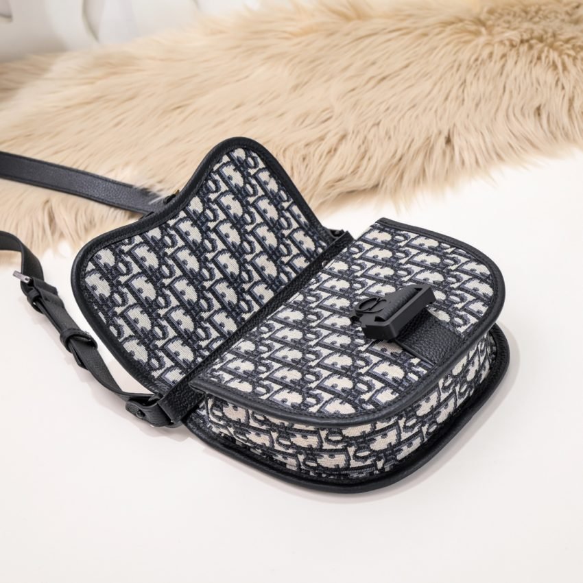 20220826_i1661452832_1254_6 Replica Dior Mini Gallop Bag with Strap White Canvas - 图片 3