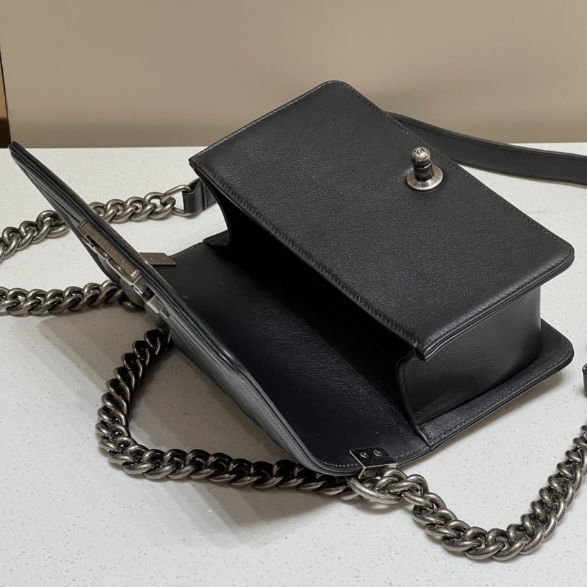 20221022_i1666452661_2274_3 Replica CHANEL Le Boy V Black – Silver - 图片 2