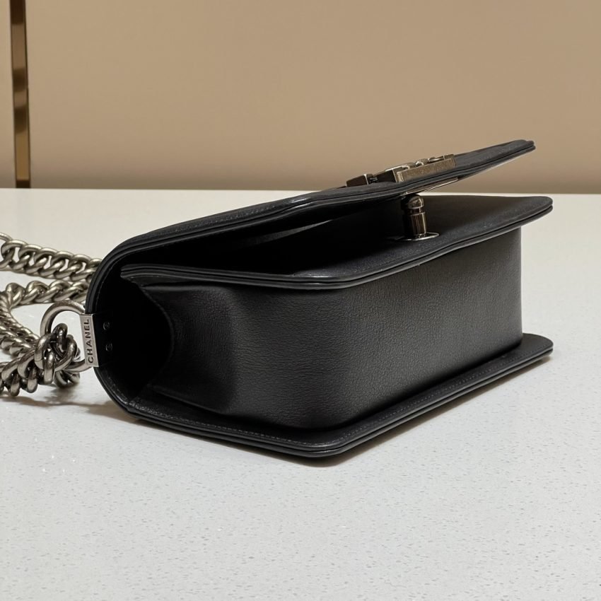20221022_i1666452661_2557_2 Replica CHANEL Le Boy V Black – Silver - 图片 3