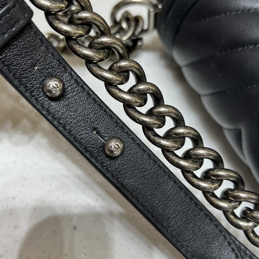 20221022_i1666452661_6750_7 Replica CHANEL Le Boy V Black – Silver - 图片 6