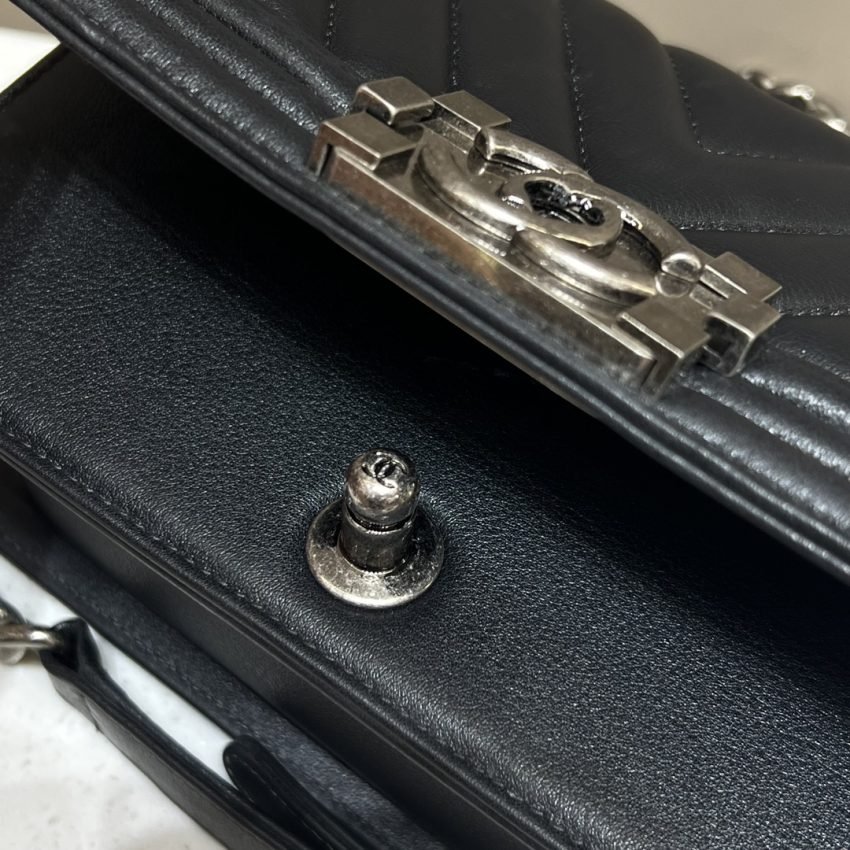 20221022_i1666452661_9009_5 Replica CHANEL Le Boy V Black – Silver - 图片 8