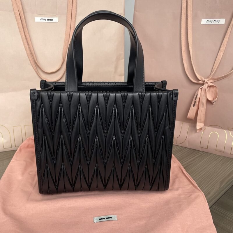 20230411_i1681146672_4104_2 Replica Miu Miu Matelassé Tote Black - 图片 5