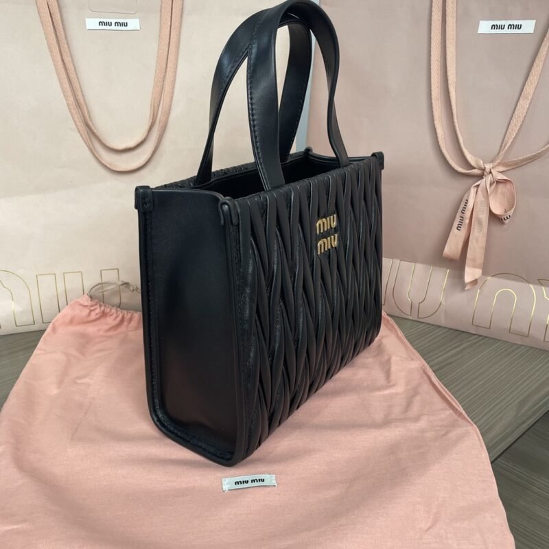 20230411_i1681146672_5523_3 Replica Miu Miu Matelassé Tote Black - 图片 6