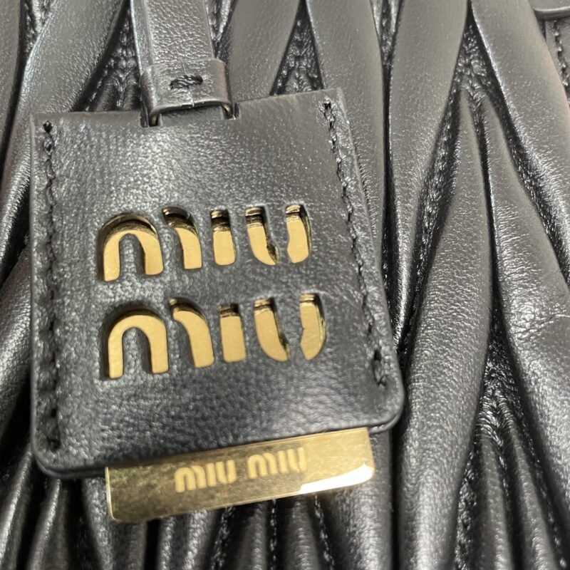 20230411_i1681146672_5899_8 Replica Miu Miu Matelassé Tote Black - 图片 7