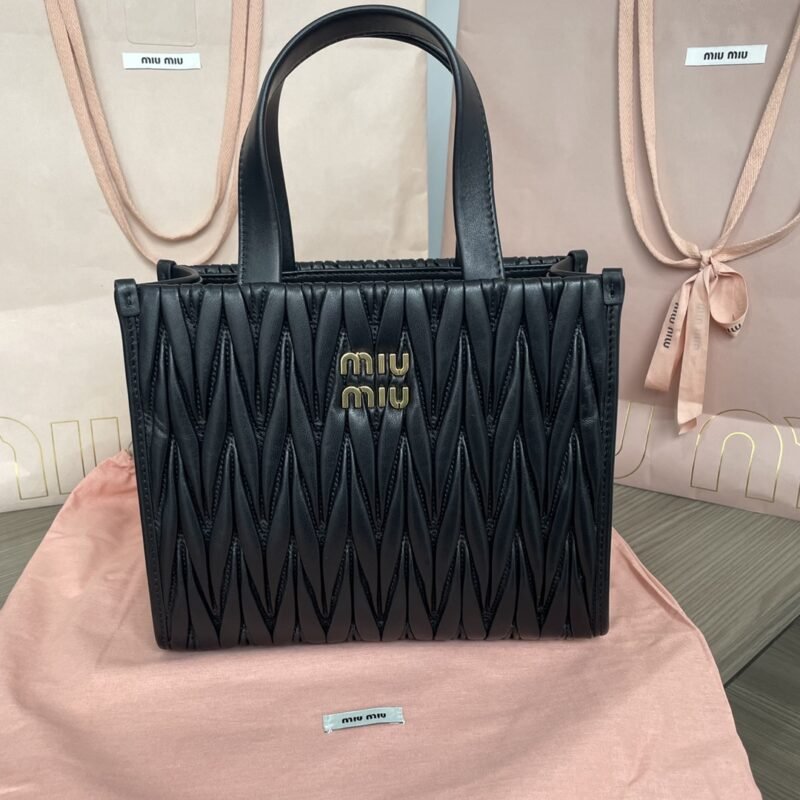 20230411_i1681146672_7284_1 Replica Miu Miu Matelassé Tote Black - 图片 8