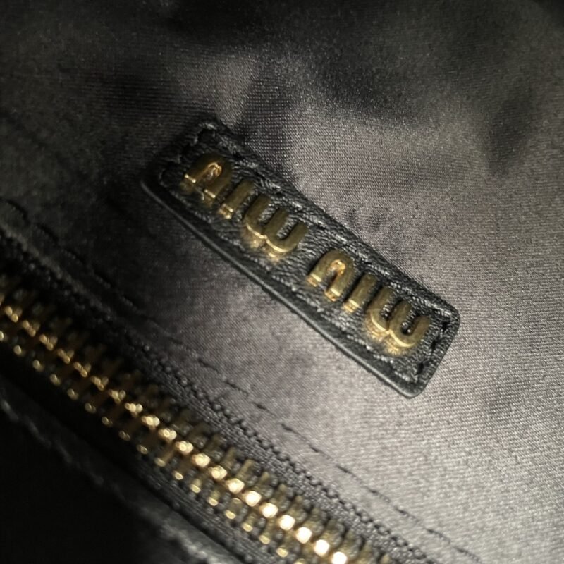 20230411_i1681146672_973_7 Replica Miu Miu Matelassé Tote Black - 图片 2