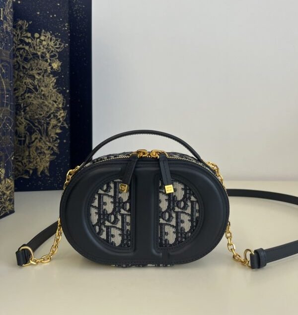 20230801_i1690861400_9738_8-e1734829118921 Replica Dior Signature CD Top Handle
