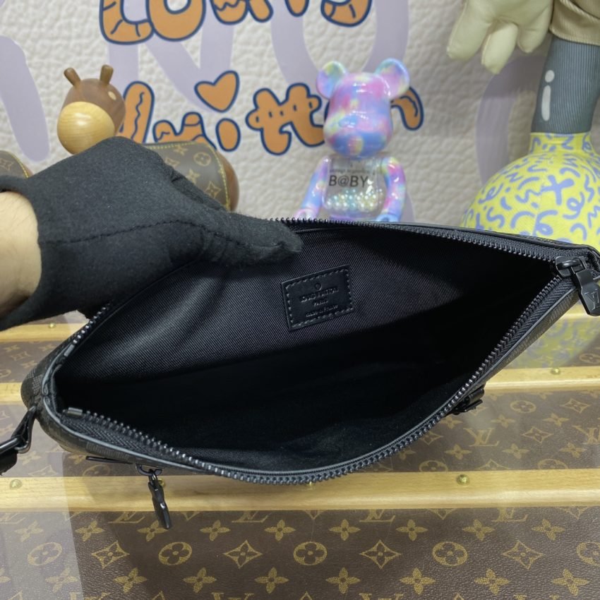 20230913_i1694604828_8823_8 Replica Louis Vuitton Takeoff Pouch Black Grid - 图片 6