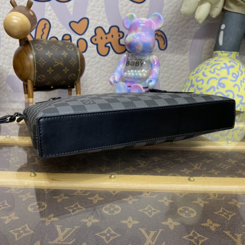 20230913_i1694604828_8997_3 Replica Louis Vuitton Takeoff Pouch Black Grid - 图片 7