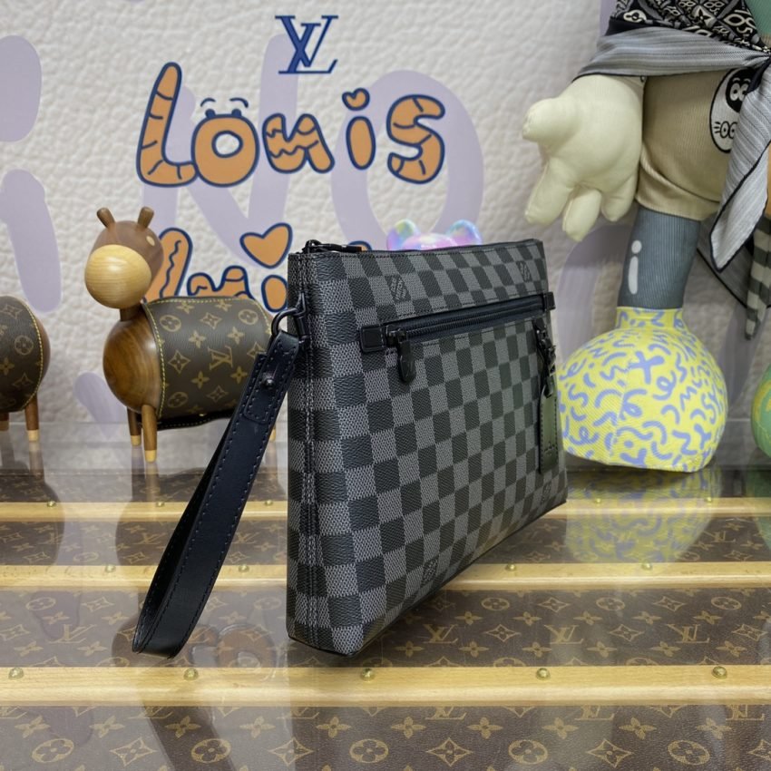 20230913_i1694604828_9617_2 Replica Louis Vuitton Takeoff Pouch Black Grid - 图片 9