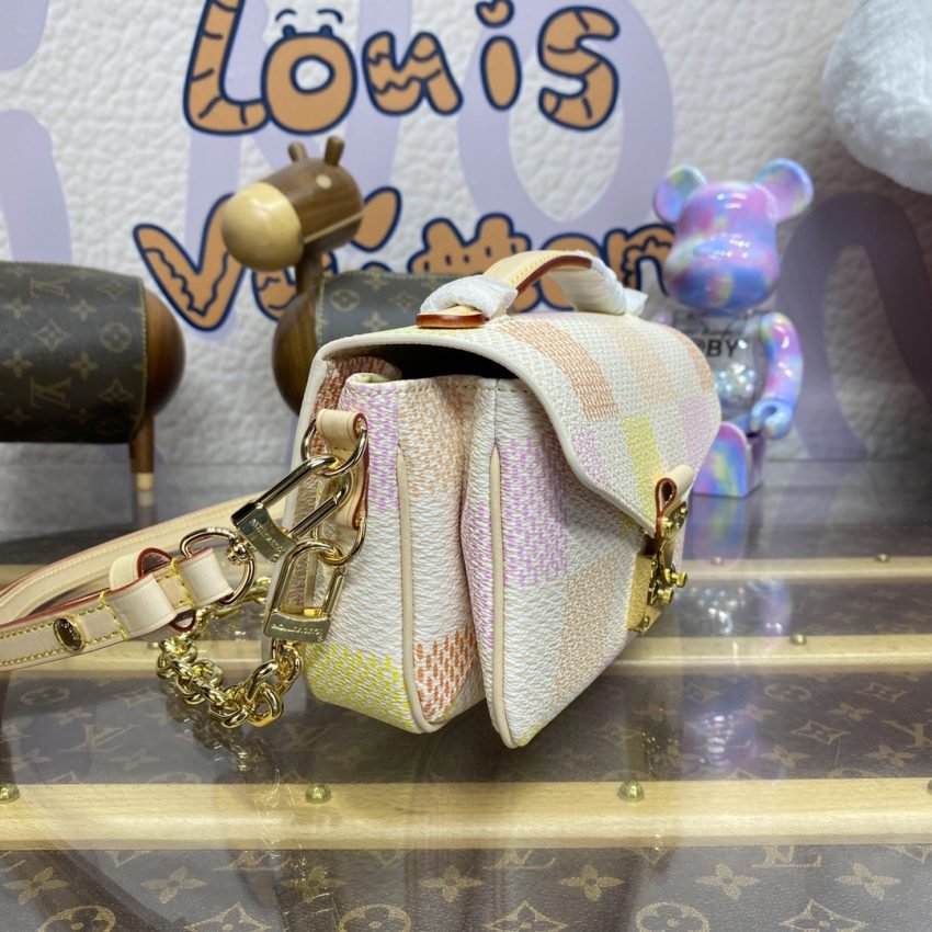 20240324_i1711283441_2680_2 Replica Louis Vuitton Pochette Metis East West Pink Grid - 图片 2