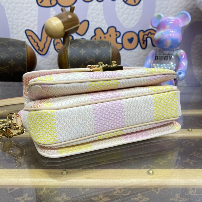 20240324_i1711283441_7809_3 Replica Louis Vuitton Pochette Metis East West Pink Grid - 图片 7