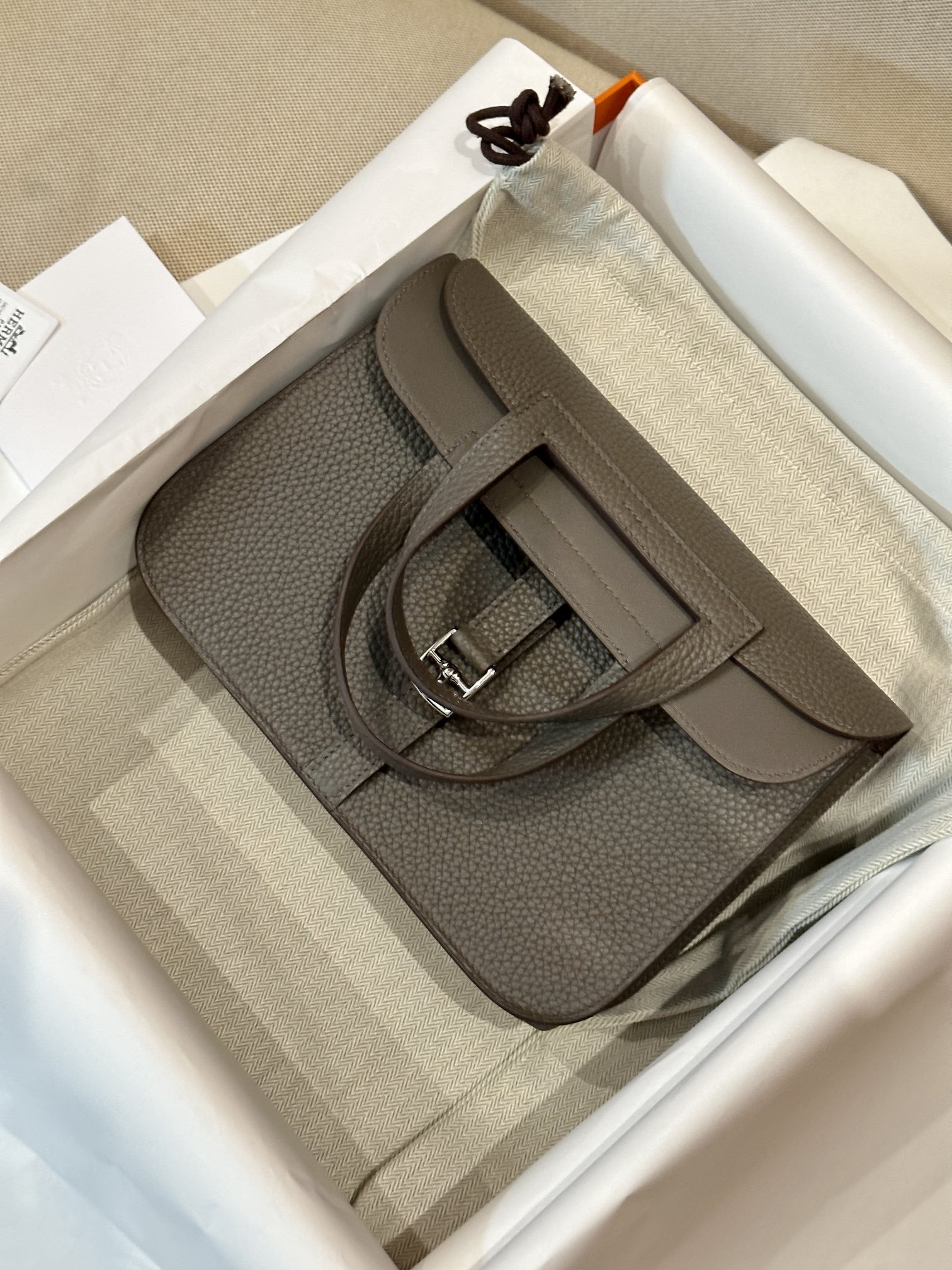 20240928_i1727508567_3651_2 Replica Hermes Halzan Dark Grey - 图片 5