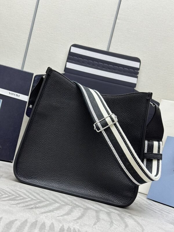 i1703590886_8000_1 Replica Prada Saffiano Tote Black - 图片 6