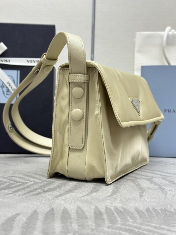 i1706888571_5977_2 Replica Prada Re-Nylon Shoulder Bag Milk Tea - 图片 4