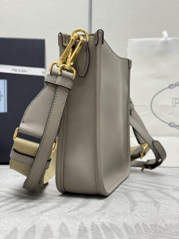 i1717132526_3912_3 Replica Prada Saffiano Small Tote Beige - 图片 3