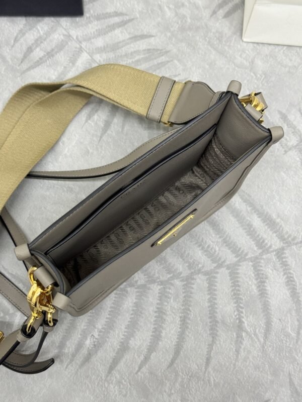 i1717132526_5913_7 Replica Prada Saffiano Small Tote Beige - 图片 4