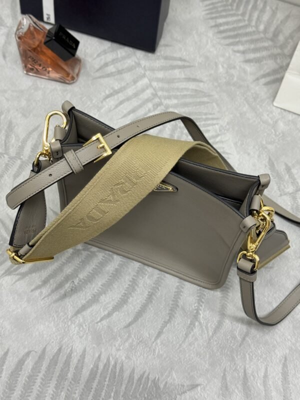 i1717132526_9816_1 Replica Prada Saffiano Small Tote Beige - 图片 9