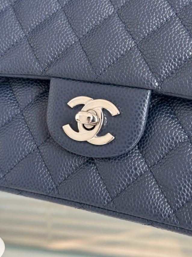 wsxcWeb_6e471929_o_1hqc02ac31efj1m0a1ok813m512nln.jpeg Replica CHANEL Classic Flap 25cm Dark Blue - 图片 6