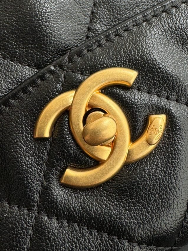wsxcWeb_6e471929_o_1hrd992l91a3618sq1dqt4re6kjo.jpeg Replica CHANEL 24p Postman Bag Small Black - 图片 7