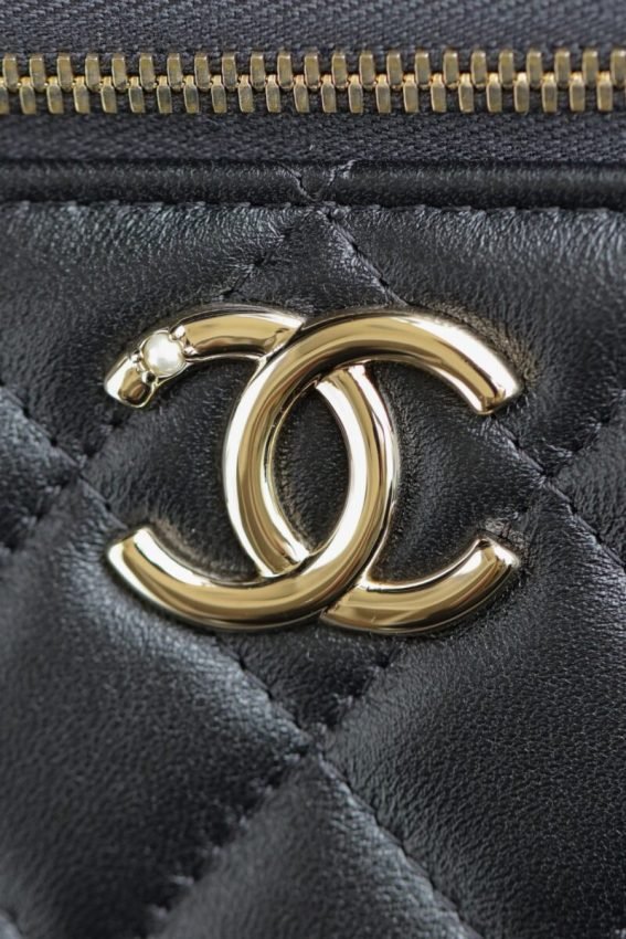 wsxcWeb_6e471929_o_1hu5kvi3r17l514pqk2fhvq102j1.jpeg Replica CHANEL 24s Pearl Handle Box Black - 图片 6