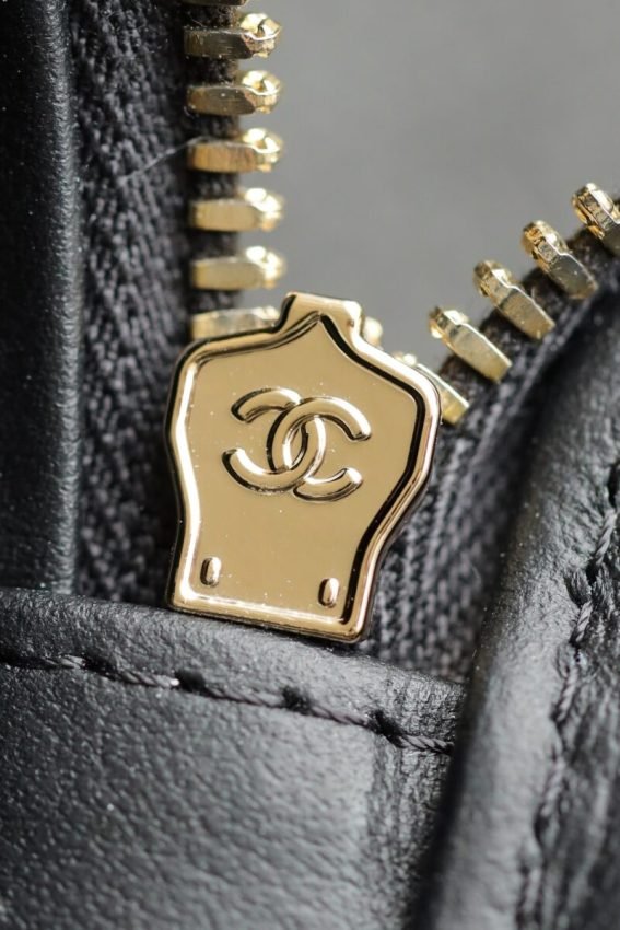 wsxcWeb_6e471929_o_1hu5kvi3t9mii9n1s1of131dk64.jpeg Replica CHANEL 24s Pearl Handle Box Black - 图片 8